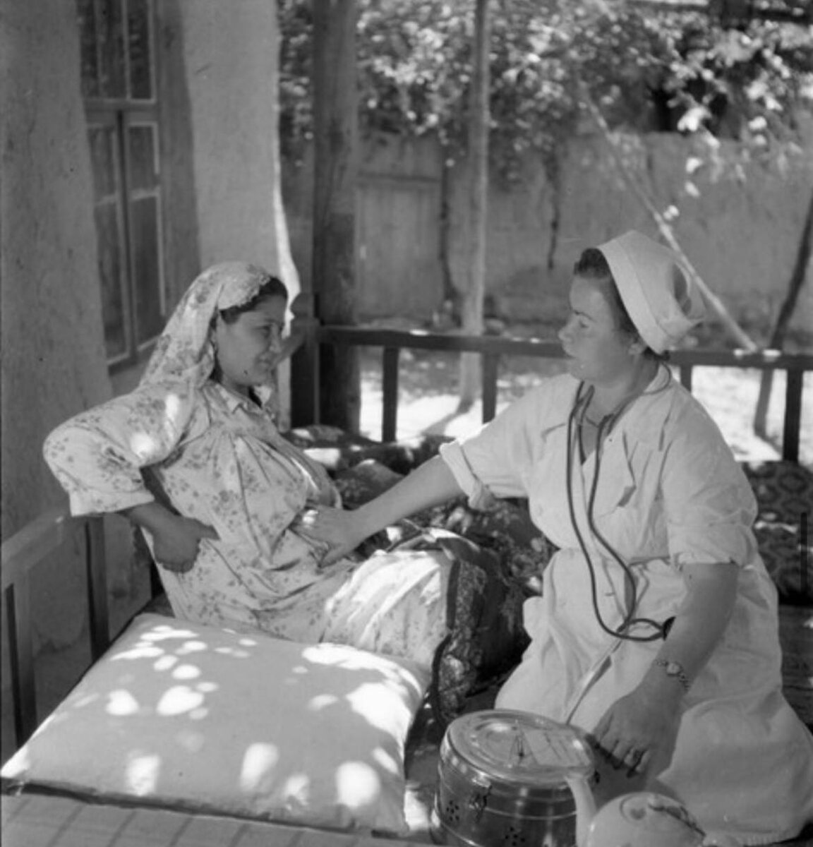 Фото «Врач и женщина» из архива russianphoto.ru