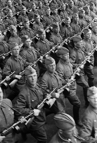 Аркадий Шайхет
Резервы идут на фронт
Дата съемки: 1941 г.
Источник russiainphoto.ru