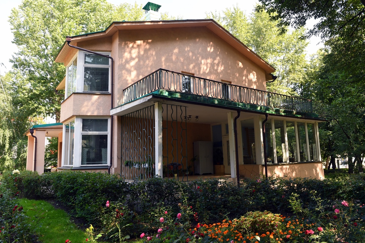    1 августа 1975 года открылся филиал будущего музея — Мемориальный дом-музей академика Сергея Королёва на 1-й Останкинской улице, где он жил с 1959 по 1966 год. Музей был создан по инициативе вдовы академика Нины Ивановны Королёвой и считается одним из самых подлинных мемориальных музеев в России / РИА Новости