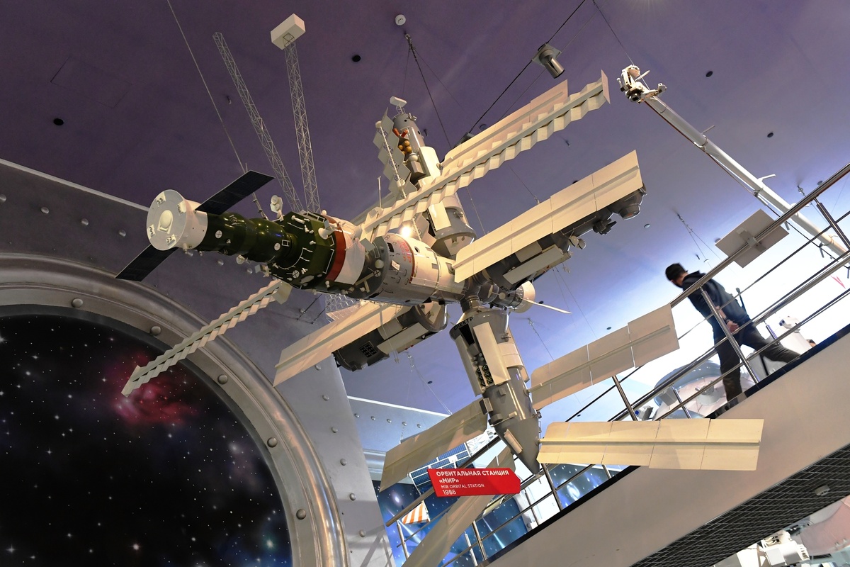    10 апреля 1981 года, к 20-летию полёта Юрия Гагарина в космос, в стилобате монумента был открыт Мемориальный музей космонавтики. Оформлением интерьеров и экспозиции занимался художник Олег Ломако. По его замыслу, залы должны были создавать у посетителя ощущение пребывания в космосе / РИА Новости