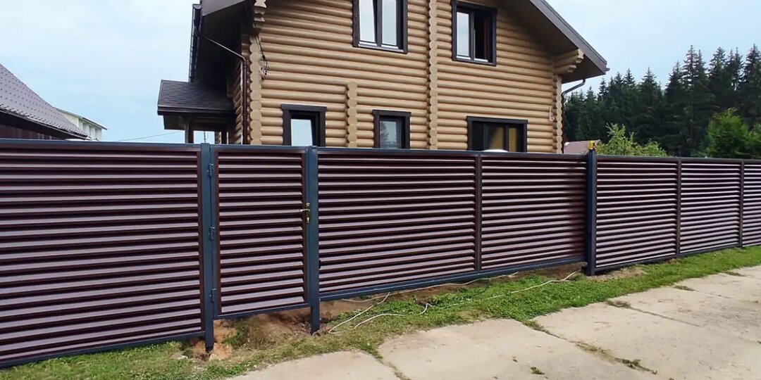 Забор из профлиста, хоть и вечный, но это прошлый век. Есть более красивый вариант из металла