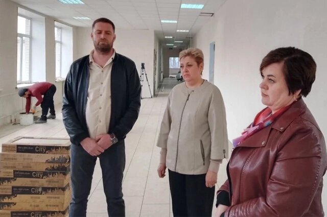    И. о. министра образования Лариса Казакова (справа) принимает работы у подрядчика. Фото: АиФ/ Игорь Польских
