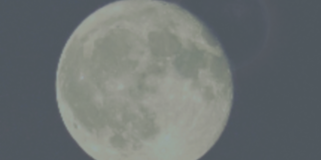 Снимок Луны, который не дает покоя вот уже 10 лет, и что же на нем запечатлели еще?