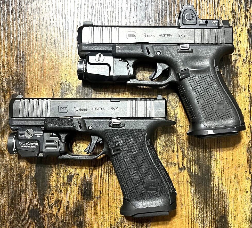 Пистолеты "Глок" пятого поколения (вверху) и шестого поколения (внизу).