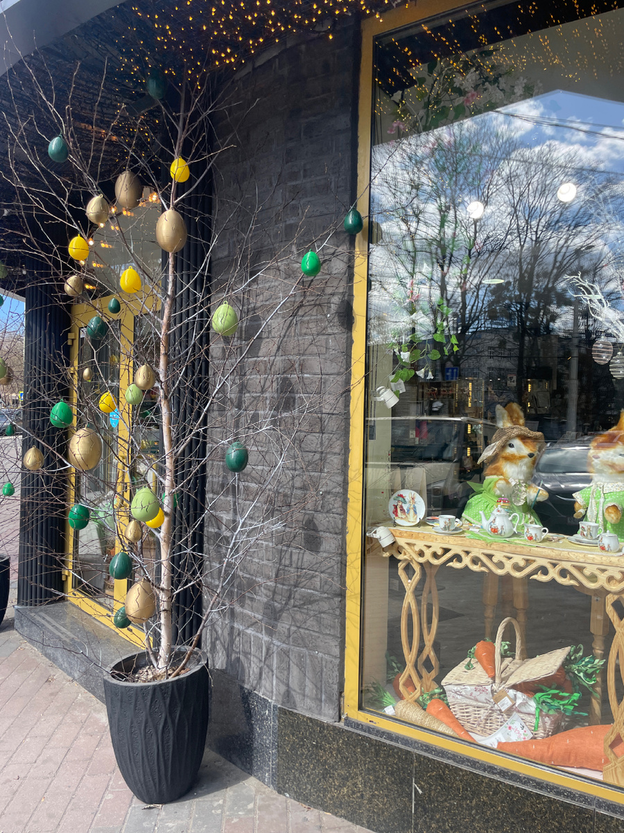 Витрины  создают атмосферу праздника