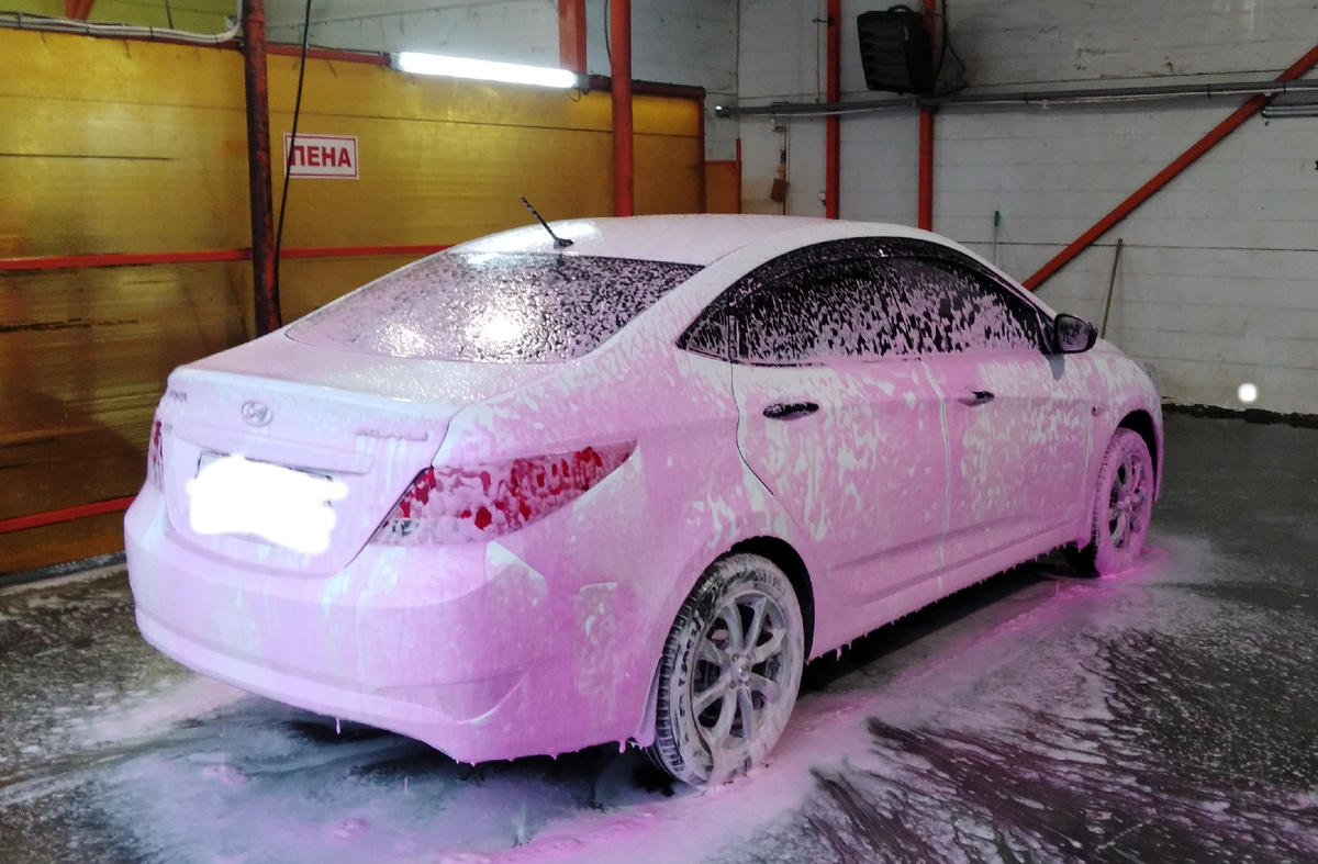 Моя скромная ласточка 2015 года, комплектация "пустышка". И полный багажник денег, ведь я -- автовладелец)