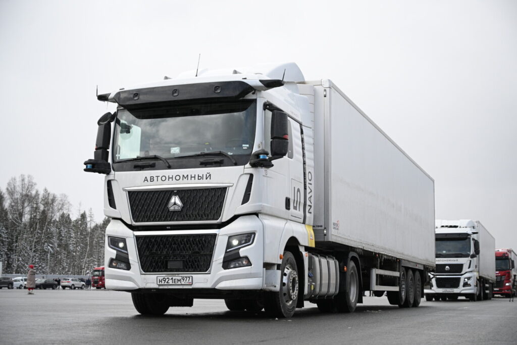    Запуск беспилотных грузовых автомобилей на Центральной кольцевой автомобильной дороге (ЦКАД). Рамиль Ситдиков / РИА Новости