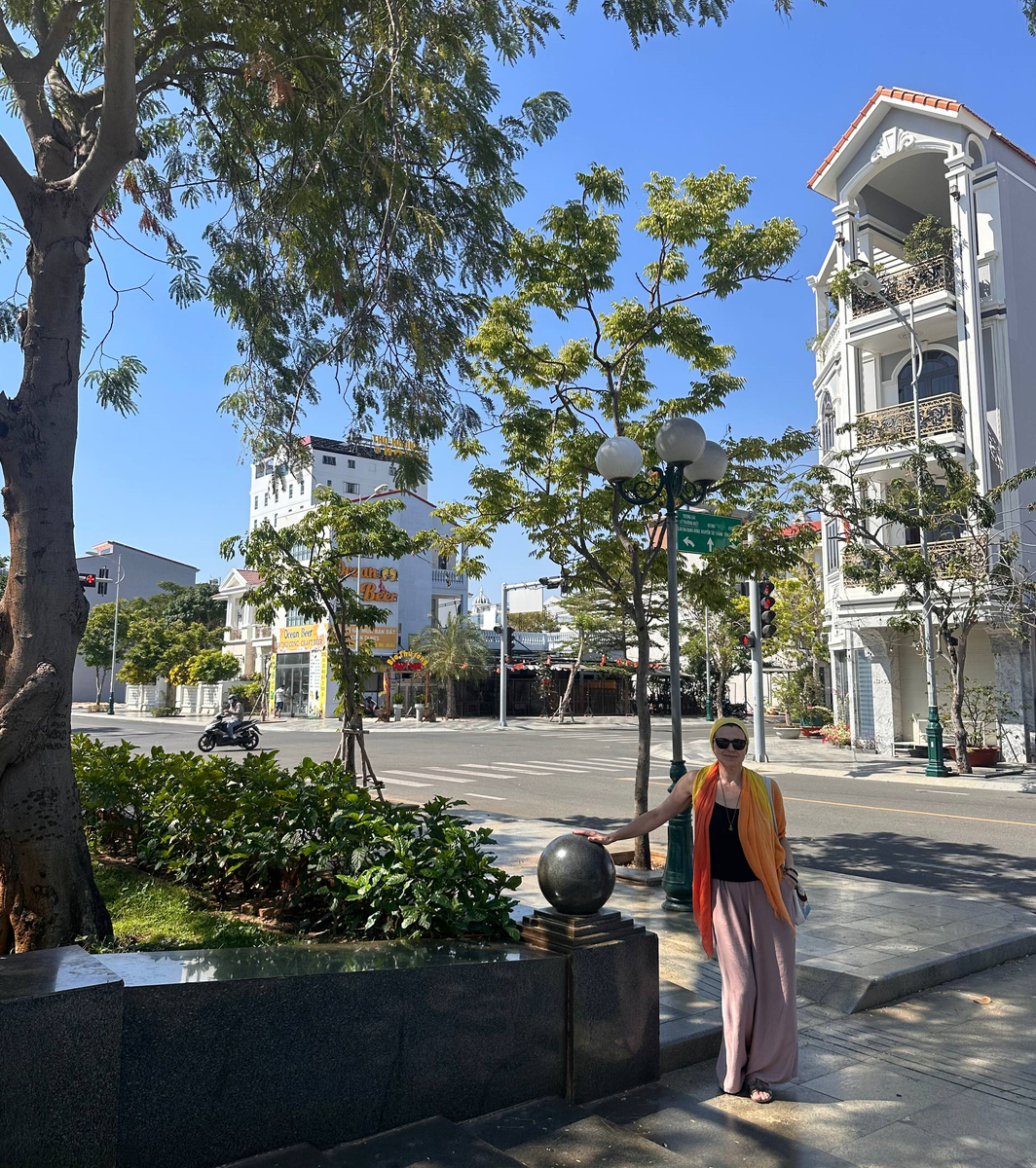 Полупустые улицы, идущие вдоль моря