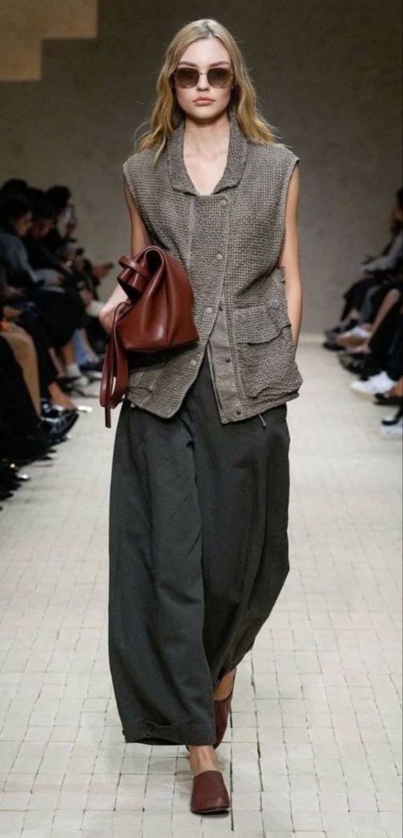 О чем твоя одежда? она про статус, про тебя? What is your clothing about?