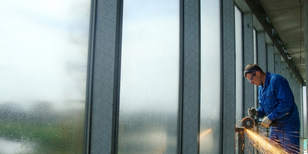 Болгарка против стекла: как пленка для ремонта экономит 50 000 рублей на замене стеклопакетов