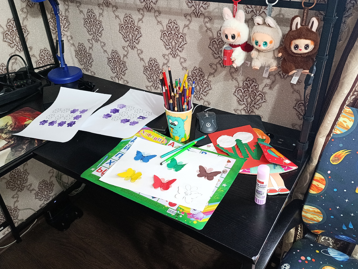 Сашин учебный стол после уроков 