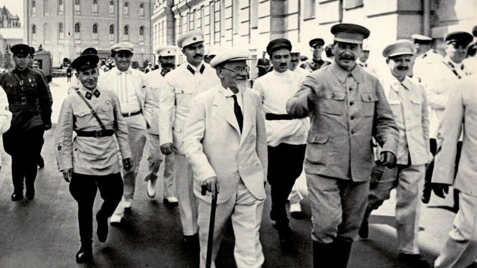 "Иосиф Сталин считает что Калинин - верный соратник Ленина и один из руководителей Коммунистической партии СССР"