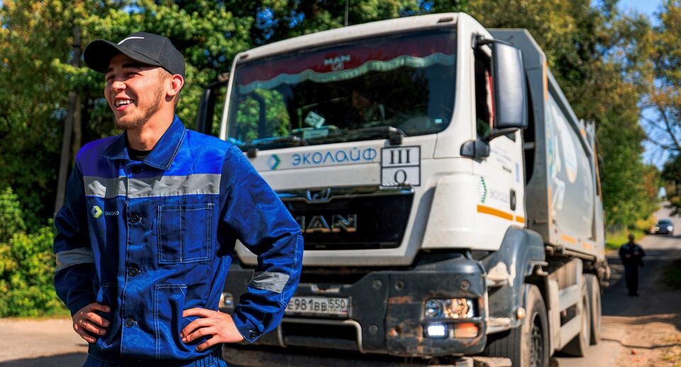    Работа мусоровоза при вывозе ТКО в Рузском округе / Медиасток.рф