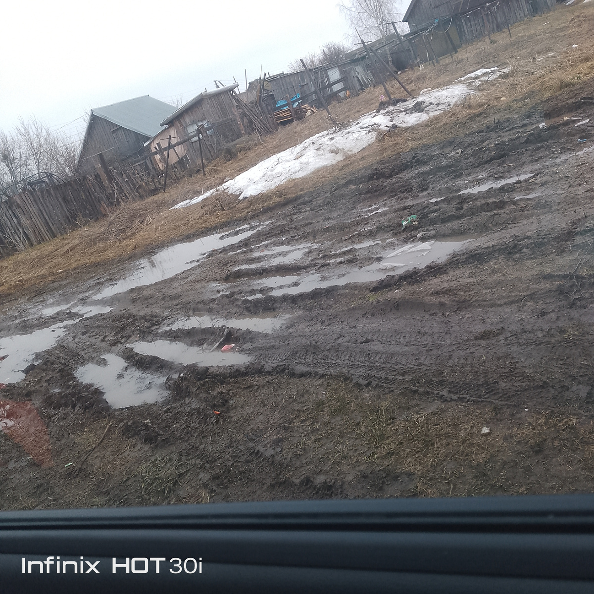 Около дома, у подъезда.