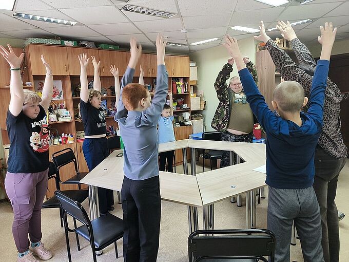 Дети стоят, подняв руки вверх