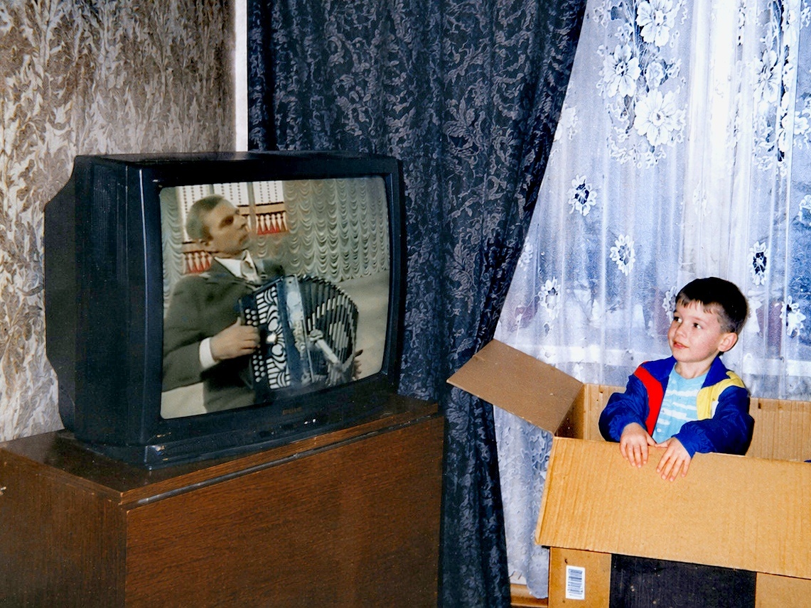 Вспомним самые скучные передачи ТВ 90-х, которые быстро вгоняли в сон. Фото: pikabu.ru/alexmix / коллаж автора