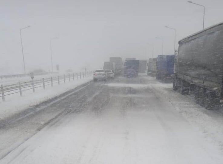 Снег от Москвы до Воронежа, дожди с грозой — на Дону: водителей призывают снизить скорость и отказаться от резких манёвров