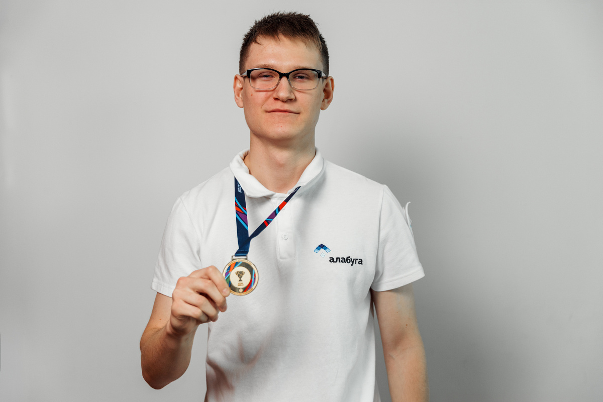 Роман Сергеев с завоеванной наградой 