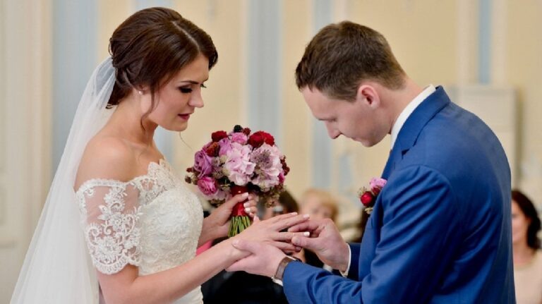    Иллюстрация к материалу: Девичья фамилия после свадьбы: почему женщины её оставляют и как это влияет на семью