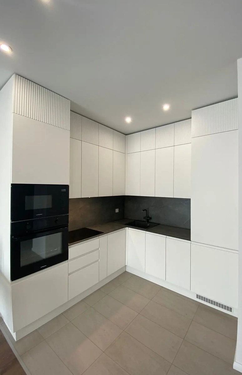 Кухня: корпус из ЛДСП складской программы, фасады из МДФ с эмалью. Фото нашей работы.