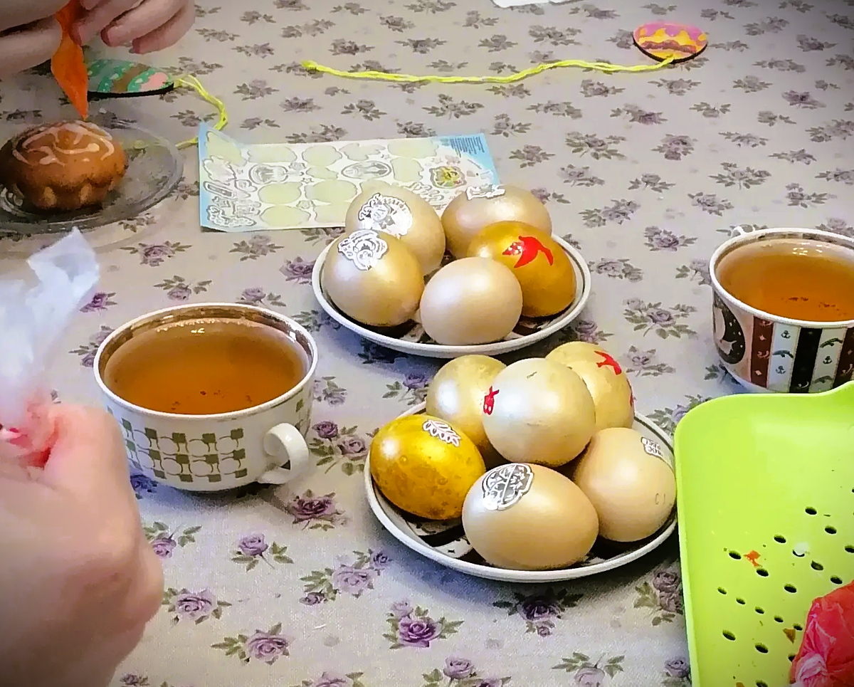 Вчера ВОИ красили яйца и пекли пасхальные кексики. Фото автора. Чуть позже расскажу, что меня расстроило