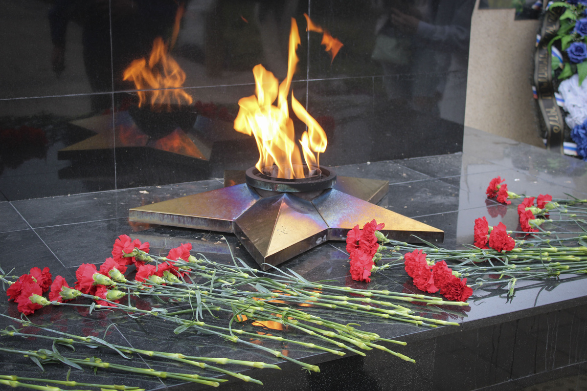 Горожанам не понравилась реклама одежды и шин по соседству портретами героев-земляков.  Фото: Ксения Кобалия