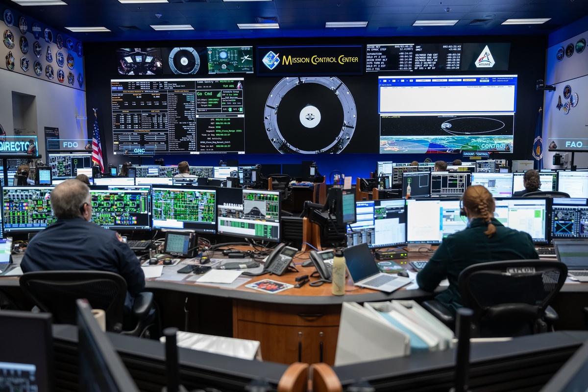 Руководитель полётов NASA Джефф Радиган (Jeff Radigan, слева) и оператор связи с капсулой Эми Дилл (Amy Dill, справа) следят за миссией Artemis II из диспетчерской вышки имени Уайта в Космическом центре имени Джонсона в Хьюстоне. Фото: NASA  📷
