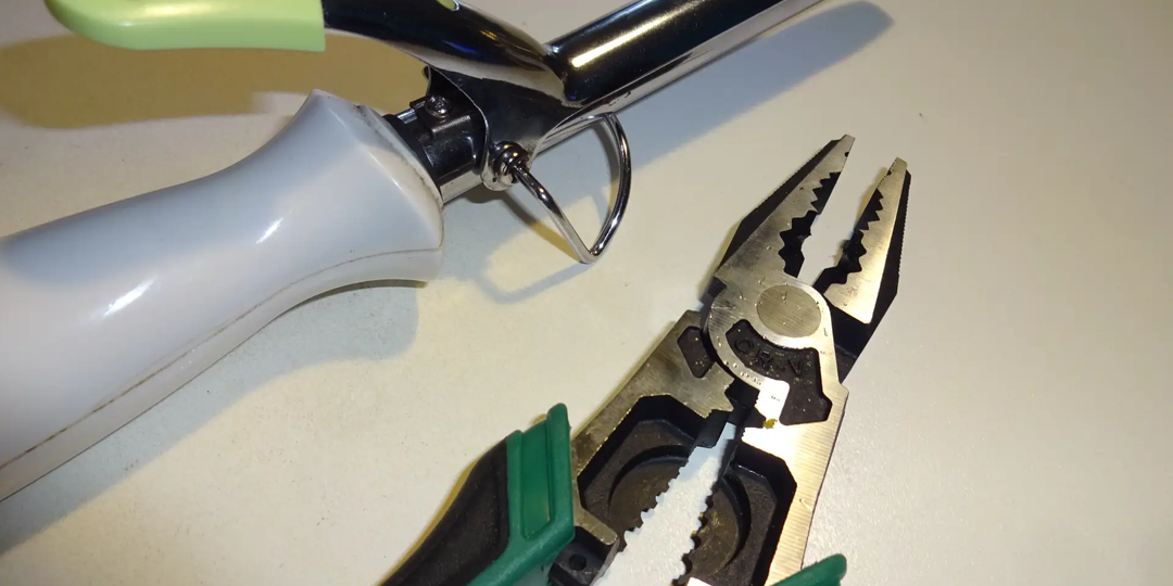 Утро. Сделал по быстрому. Жена рада. Чебурек, плоскогубцы, утренняя суета и Трамп. Что жёны делать не должны категорически