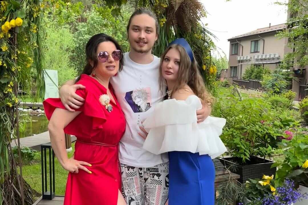 Наташа Королева с сыном и невесткой. Фото: соцсети/@melissa_foxs_