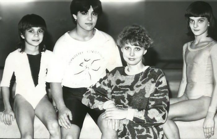 Елена Исинбаева в детстве (справа).