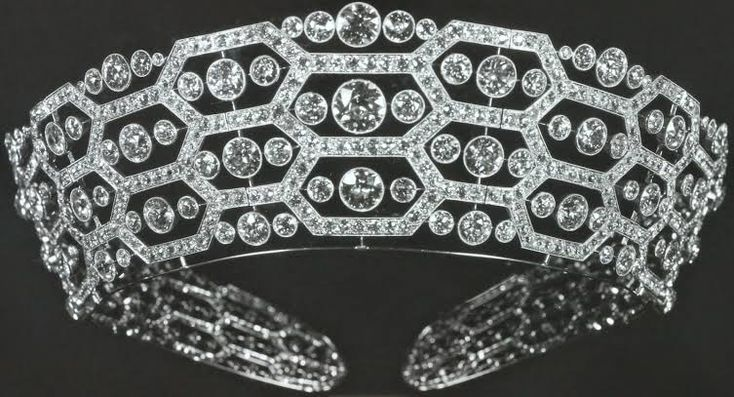 Тиара ювелирного дома Boucheron, 1919 (1921 ?!), выполненная по заказу Маргарет Гревилл. Дарована в1942 году Елизавете Боуз, королеве -консорт Великобритании с 1936 года, фото из открытых источников 
