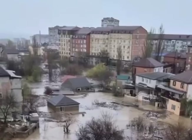 Вода атаковала город. Скрин видео Zergulio.