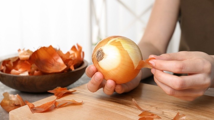 Луковую шелуху кладу в лунку при посадке томатов: еще 2 добавки, о которых редко пишут