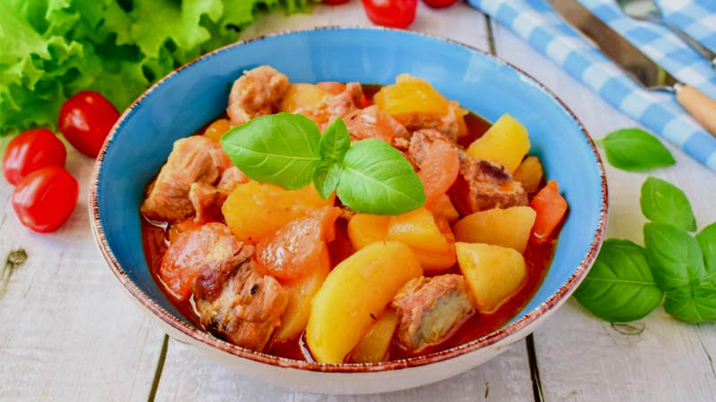 Тушеное мясо с картошкой