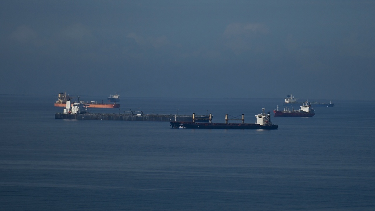    Пролив открыт - но только для «своих».