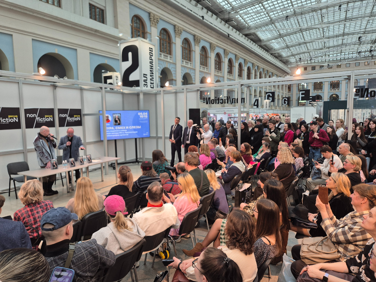 Шура презентует книгу в Гостином дворе. Фото Артема Локалова