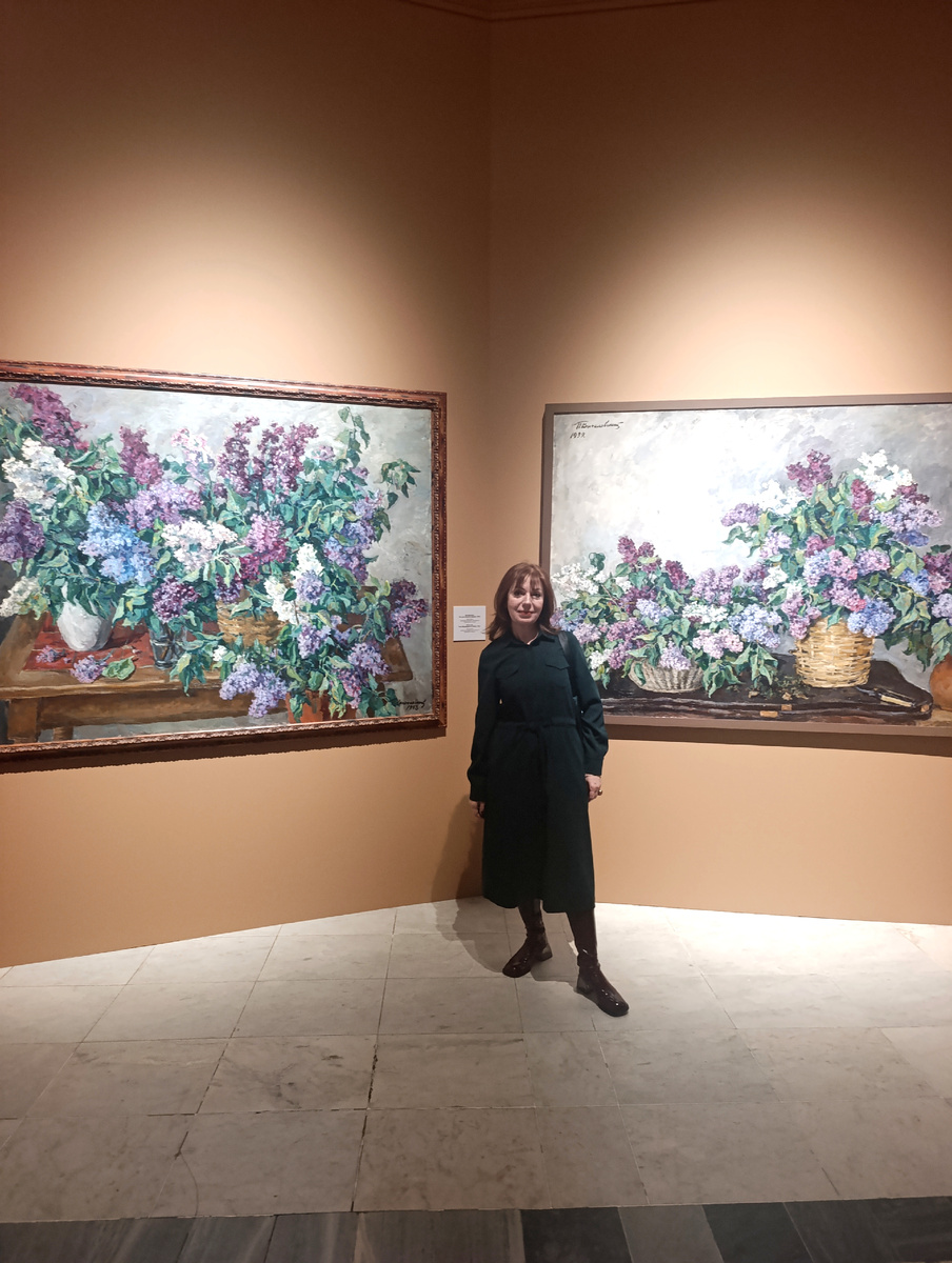 Автор у картин сирени.