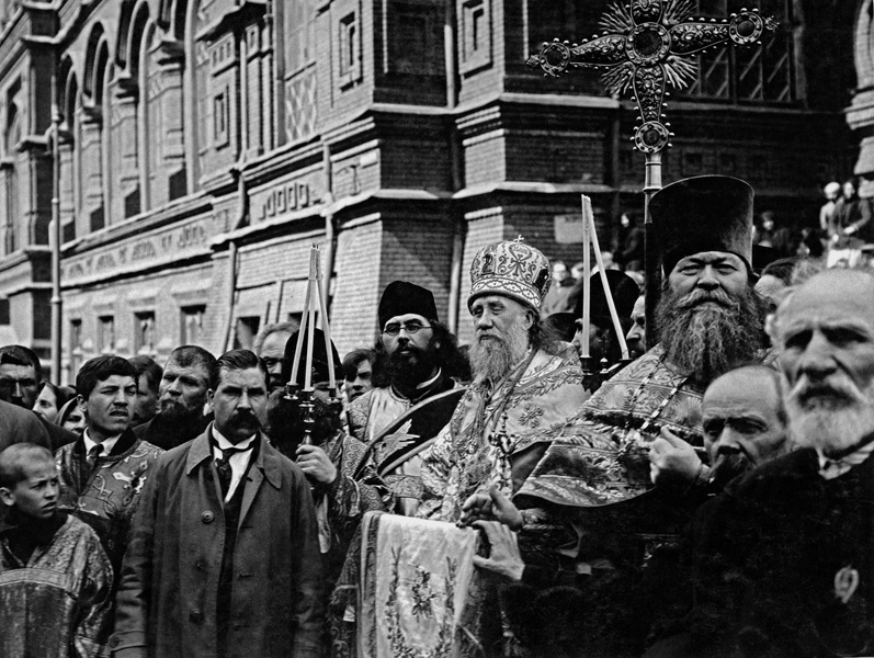 Патриарх Тихон на пасхальном молебне у Никольских ворот. Неизвестный автор, 5 мая 1918 года, г. Москва, Государственный исторический музей-заповедник «Горки Ленинские».

