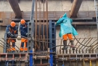    На стройплощадке кипит работа