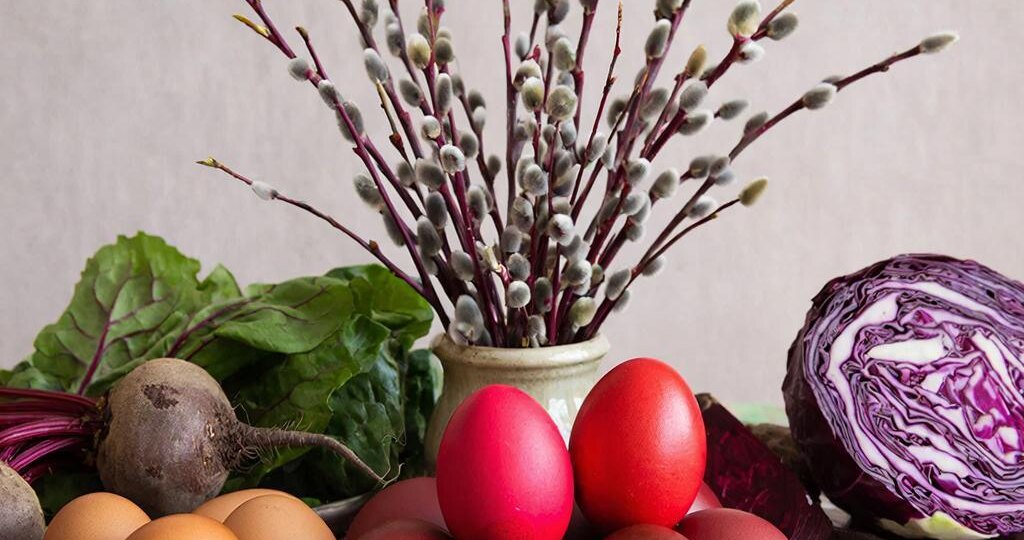Как и чем красить яйца на Пасху: традиции, советы и современные идеи