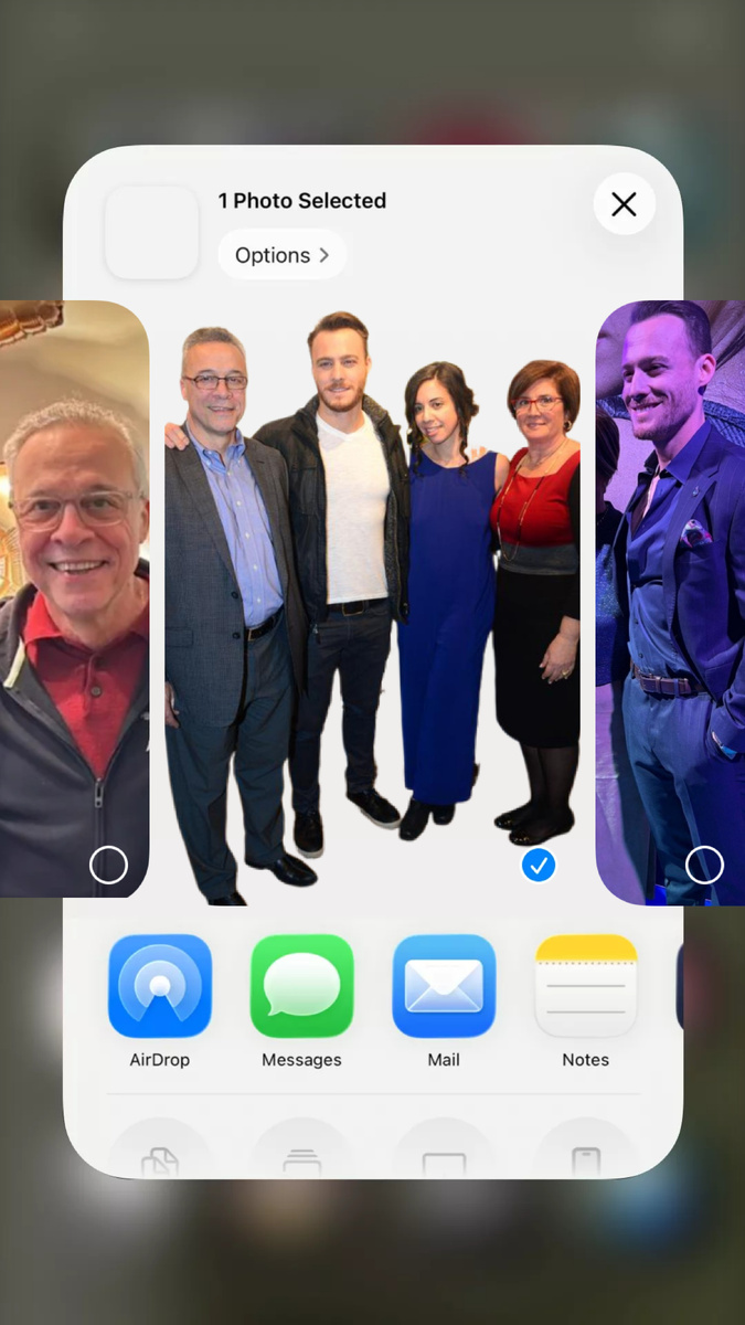 Отец Керема Памир, сестра Мелис, мама Чигдем.