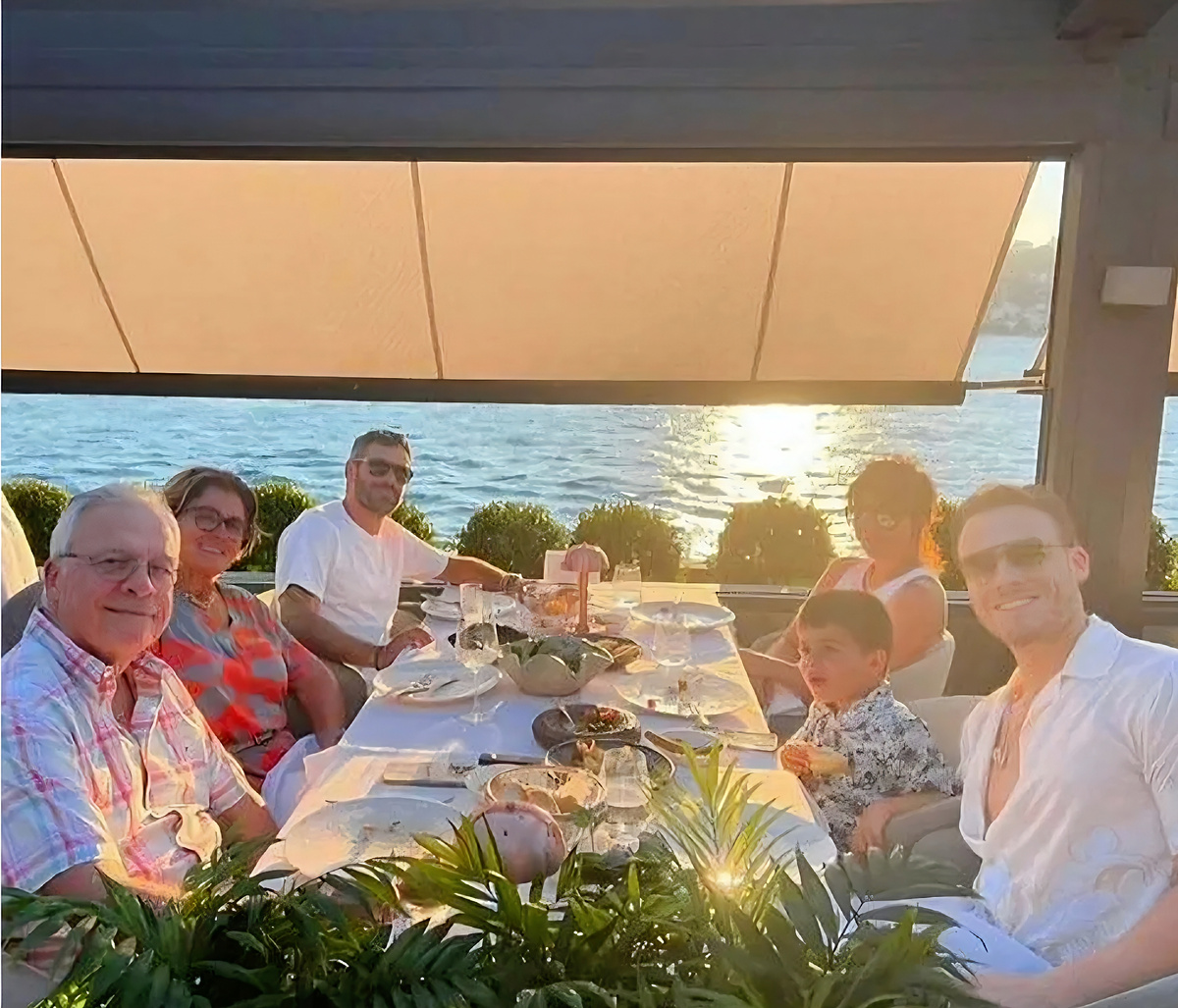 "Время с семьёй бесценно" — подписала свой пост Чигдем Бюрсин (мама Керема Бюрсина), опубликовав эту фотографию, 13 августа 2024 г.