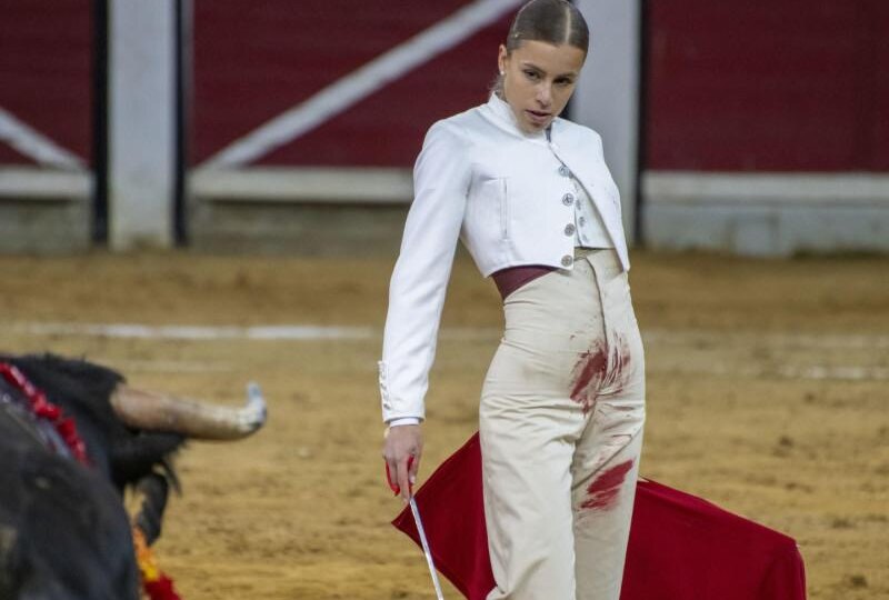 Послезавтра девушка-тореадор Ольга Касадо впервые выступит на арене в Гранаде