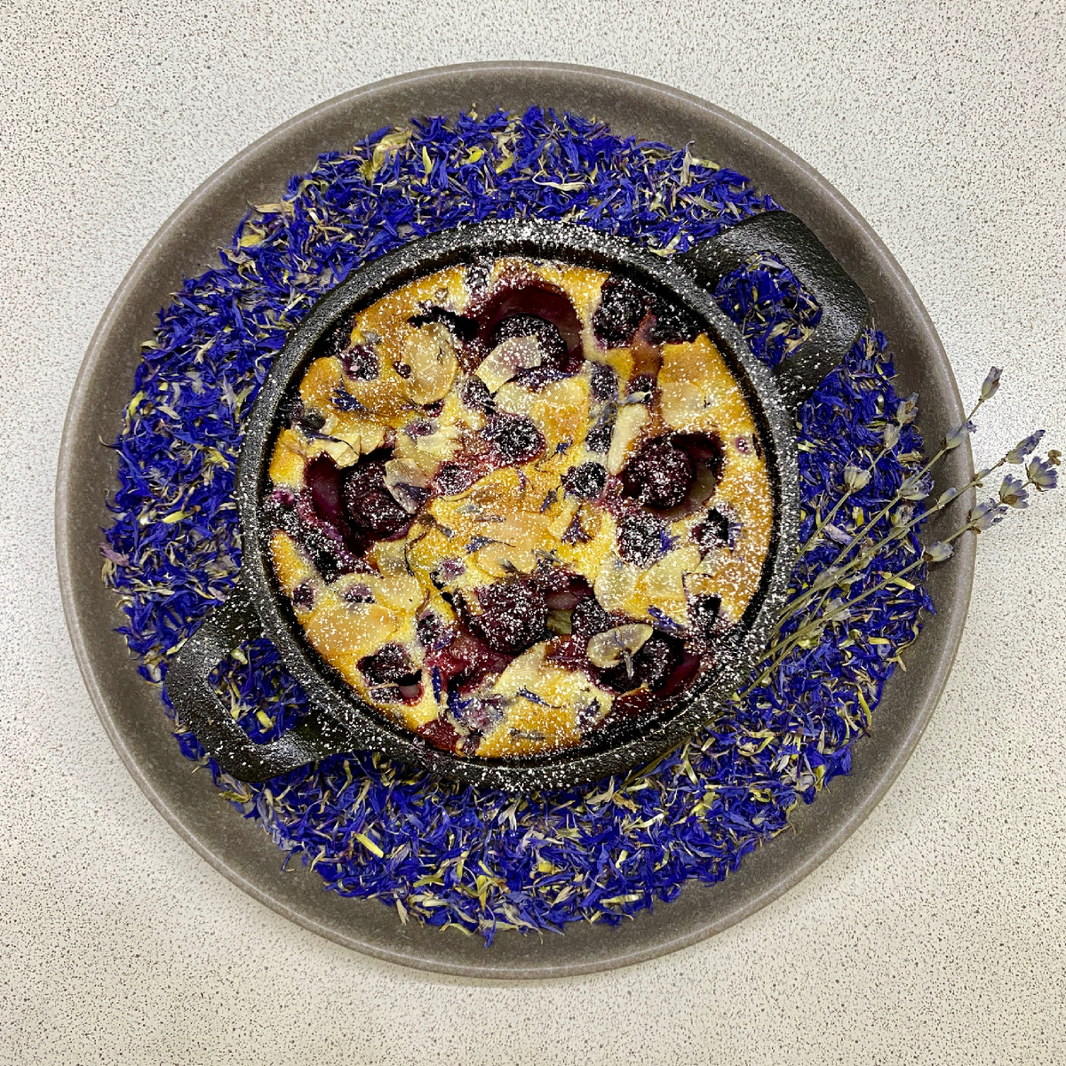 Мой пирог Клафути с вишней и смородиной 