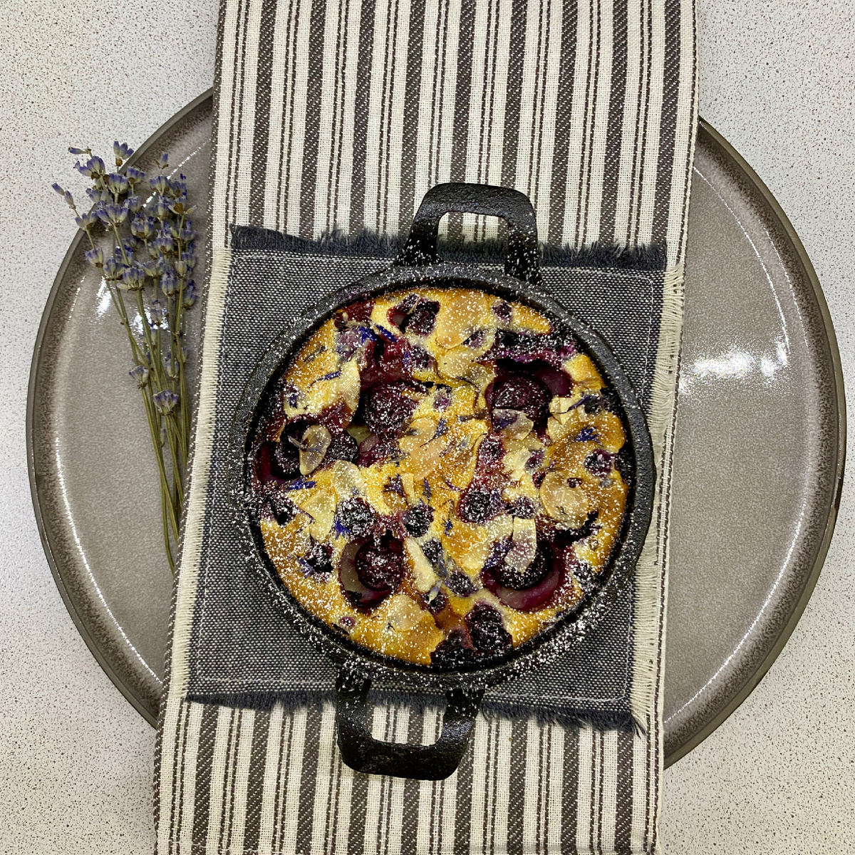 Еще вариант подачи на чугунной сковороде 