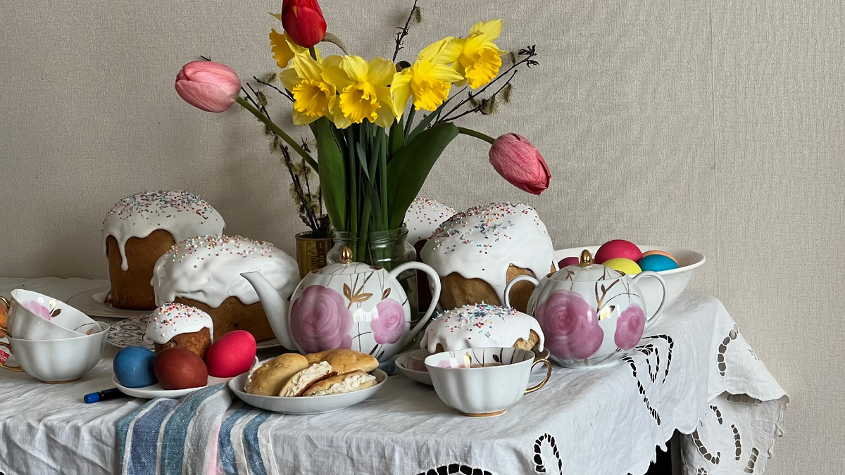 Натюрморт с куличами и нарцисами 