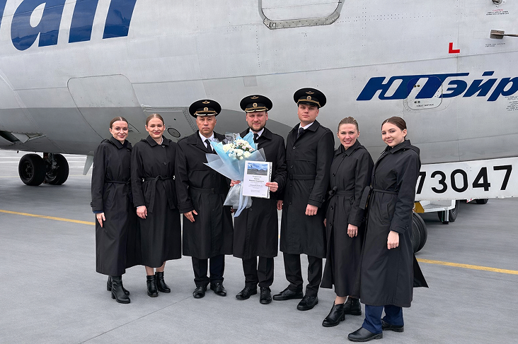 На фото слева направо: Дарья Грачева, бортпроводник СБП г. Тюмень
Евгения Киреева, бортпроводник СБП г. Тюмень
Константин Кравченко, заместитель командира ЛО по организации летной работы
Максим Сюмак, командир Boeing 737 авиаэскадрильи № 2 летного отряда № 2
Александр Белый, второй пилот авиаэскадрильи № 1 летного отряда № 2
Светлана Михальчук, бортпроводник-инструктор-методист по подготовке бортпроводников бригадиров
Марианна Айрапетян, бортпроводник СБП г. Тюмень
