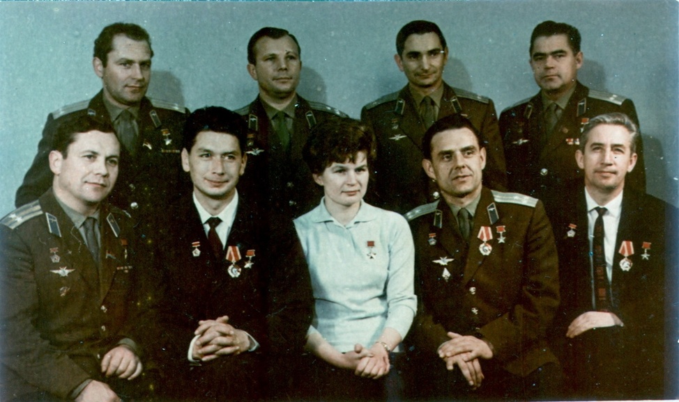 Отряд первых космонавтов СССР. Стоят (слева направо): Г.С. Титов, Ю.А. Гагарин, В.Ф. Быковский, А.Г. Николаев. Сидят: П.Р. Попович, Б.Б. Егоров, В.В. Терешкова, В.М. Комаров, К.П. Феоктистов.