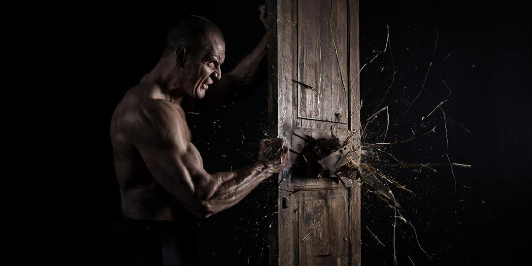 Недовольный мужчина сломал мэру нос, явившись прямо в его кабинет: Вот как его наказали