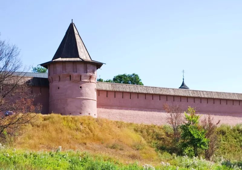   Монастырская крепость в Суздале. Фото: bearfotos, freepik.